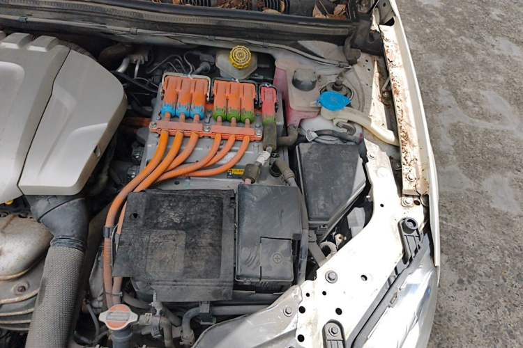 Used Roewe e550 2016 Flagship Edition Engine Bay Left