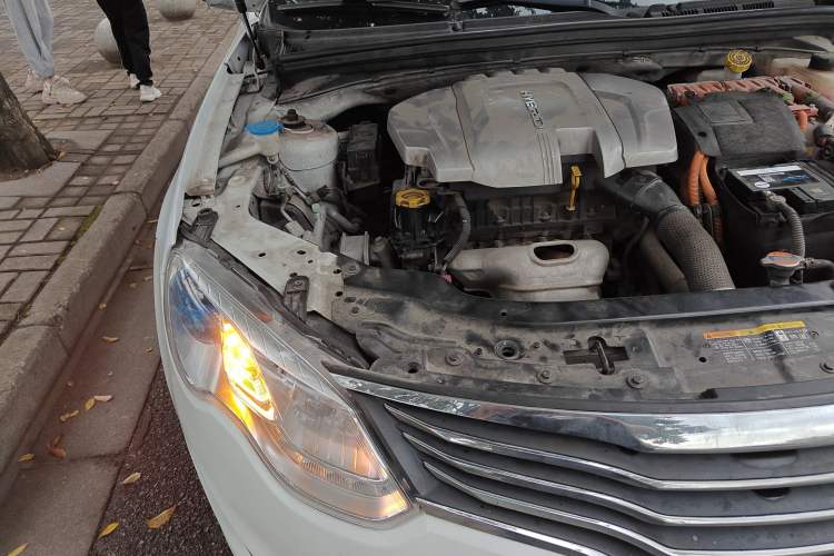 Used Roewe e550 2016 Deluxe Edition Engine Bay Right