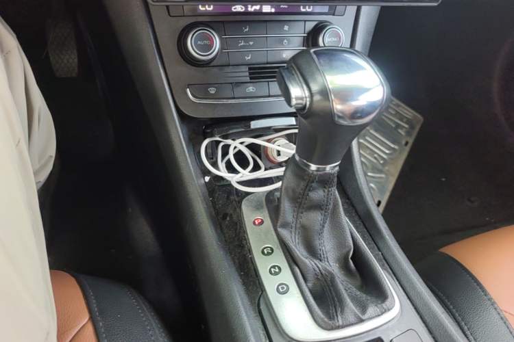 Used Roewe e550 2016 Flagship Edition Gear Lever