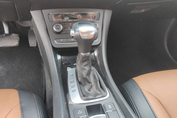 Used Roewe e550 2016 Deluxe Edition Gear Lever