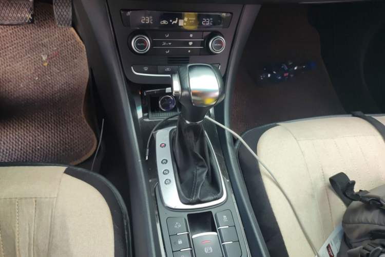 Used Roewe e550 2016 Deluxe Edition Gear Lever