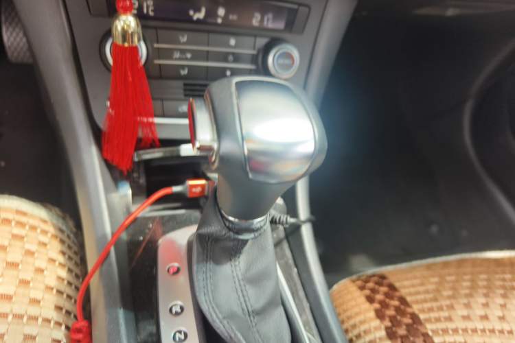 Used Roewe e550 2016 Flagship Edition Gear Lever