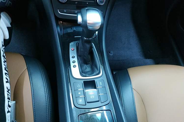 Used Roewe e550 2016 Deluxe Edition Gear Lever