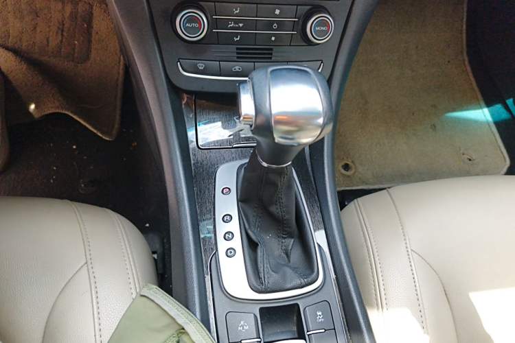 Used Roewe e550 2016 Flagship Edition Gear Lever