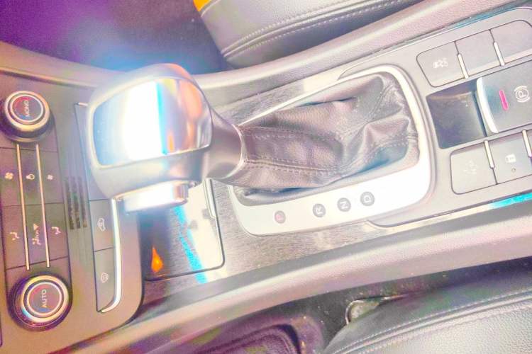 Used Roewe e550 2016 Deluxe Edition Gear Lever