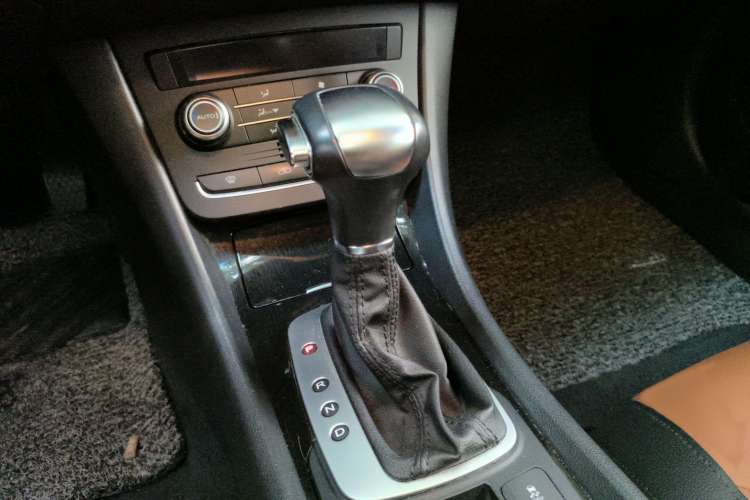 Used Roewe e550 2016 Deluxe Edition Gear Lever