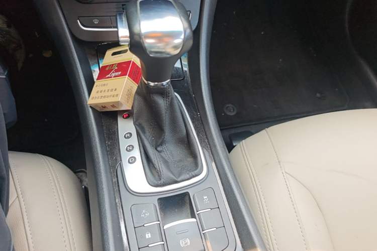 Used Roewe e550 2016 Flagship Edition Gear Lever