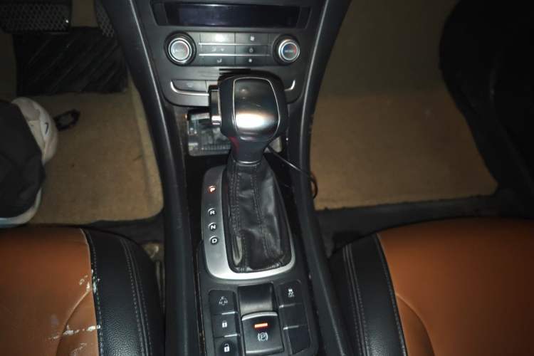 Used Roewe e550 2016 Deluxe Edition Gear Lever