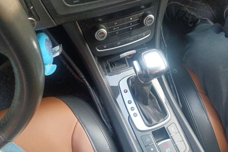 Used Roewe e550 2016 Flagship Edition Gear Lever