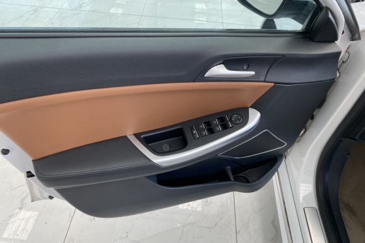 Used Roewe e550 2016 Deluxe Edition Interior 9