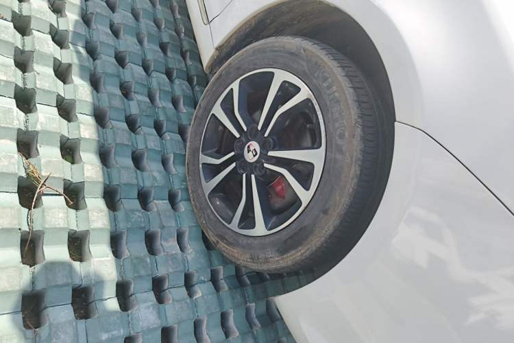 Used Roewe e550 2016 Deluxe Edition Right Front Wheel Hub
