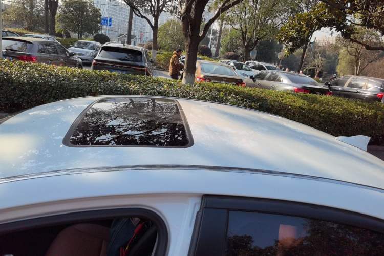 Used Roewe e550 2016 Deluxe Edition Roof