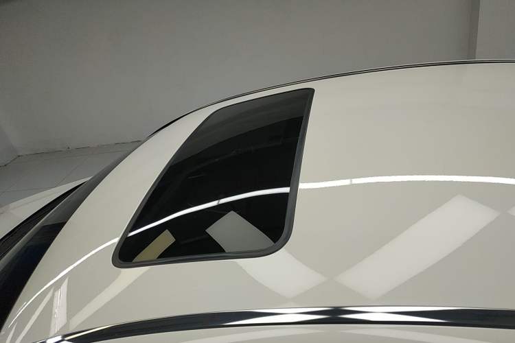 Used Roewe e550 2016 Deluxe Edition Roof