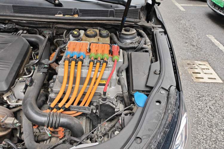 Used Roewe e950 2016 1.4T Executive Deluxe Edition Engine Bay Left