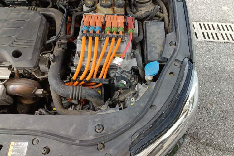 Used Roewe e950 2016 1.4T Executive Deluxe Edition Engine Bay Left