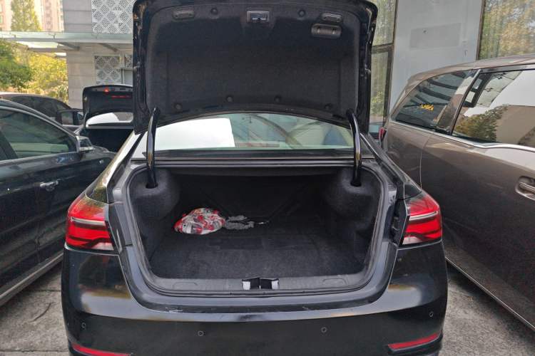 Used Roewe e950 2016 1.4T Luxury Edition Trunk