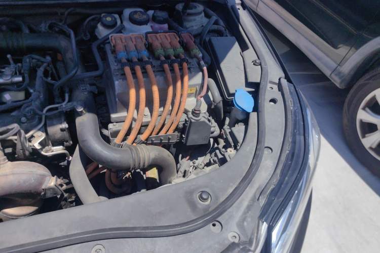 Used Roewe e950 2017 50T Hybrid Connected Executive Edition Engine Bay Left