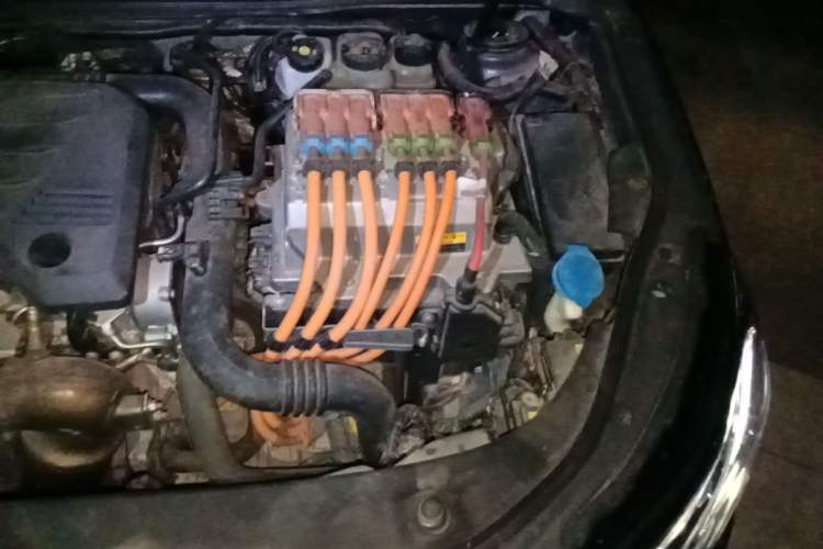 Used Roewe e950 2017 50T Hybrid Connected Executive Edition Engine Bay Left