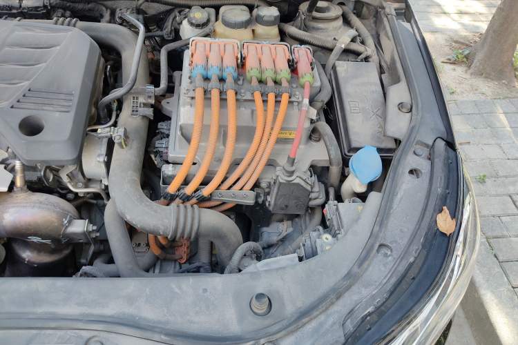 Used Roewe e950 2017 50T Hybrid Connected Executive Edition Engine Bay Left