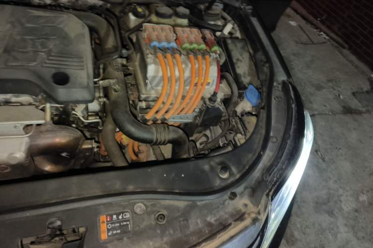 Used Roewe e950 2017 50T Hybrid Connected Executive Edition Engine Bay Left