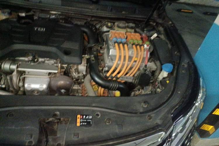Used Roewe e950 2017 50T Hybrid Connected Executive Edition Engine Bay Left