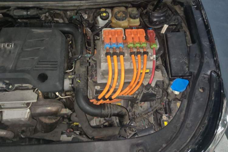 Used Roewe e950 2017 50T Hybrid Connected Executive Edition Engine Bay Left