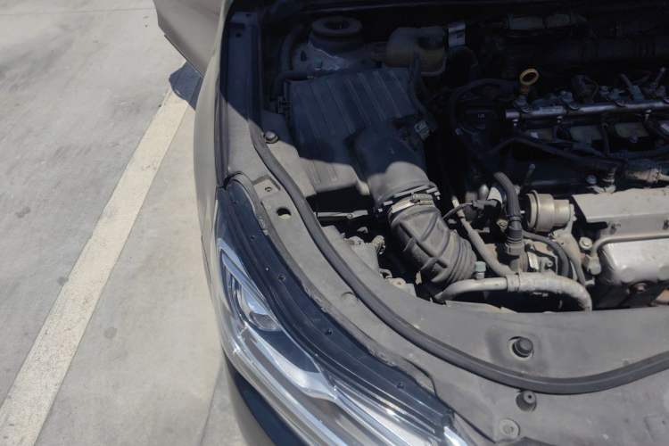 Used Roewe e950 2017 50T Hybrid Connected Executive Edition Engine Bay Right