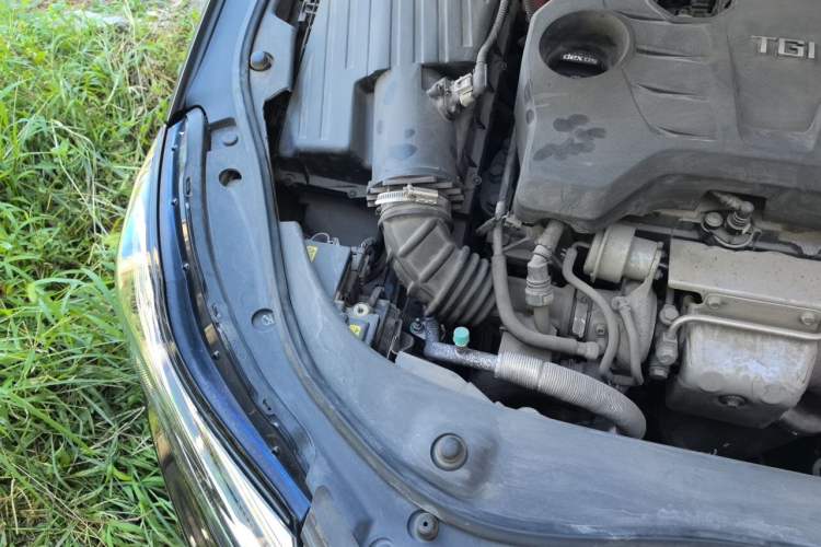 Used Roewe e950 2017 50T Hybrid Connected Executive Edition Engine Bay Right