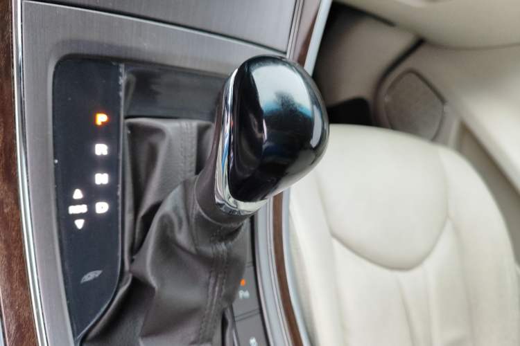 Used Roewe e950 2017 50T Hybrid Connected Executive Edition Gear Lever