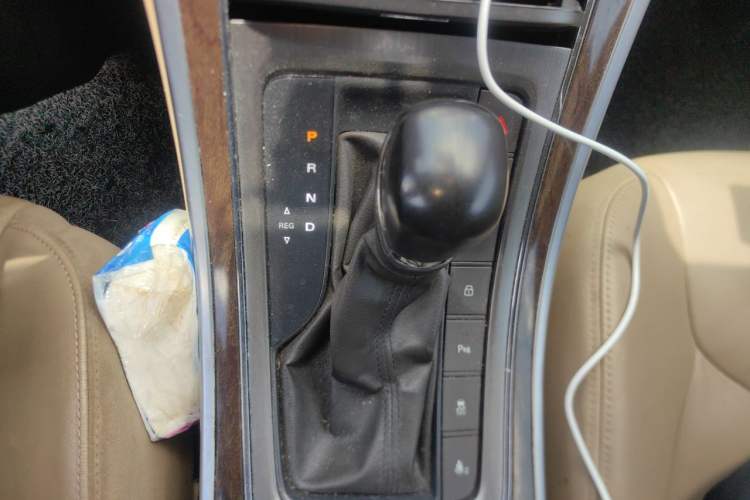 Used Roewe e950 2017 50T Hybrid Connected Executive Edition Gear Lever