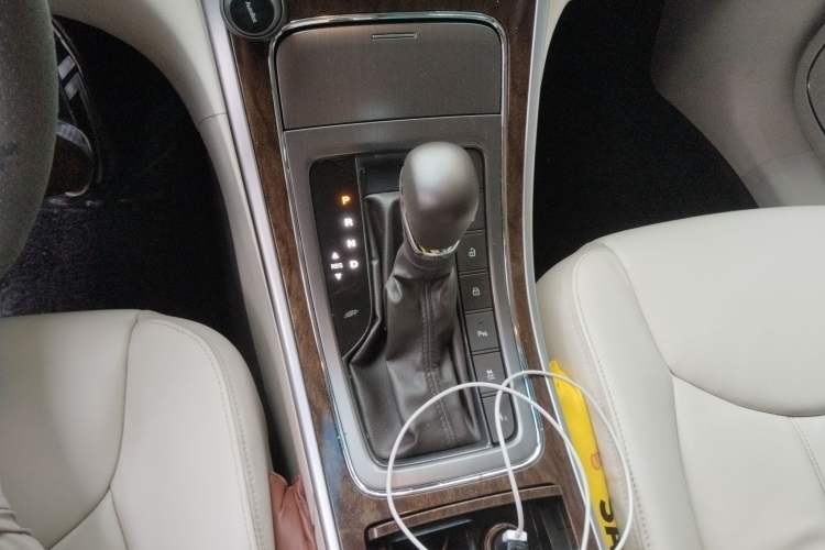 Used Roewe e950 2017 50T Hybrid Connected Executive Edition Gear Lever