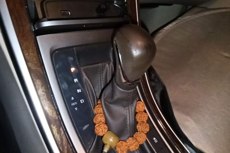 Used Roewe e950 2017 50T Hybrid Connected Executive Edition Gear Lever