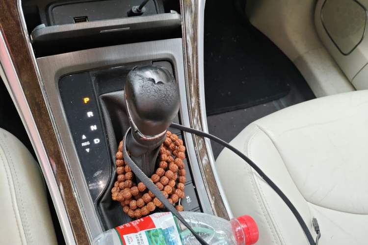 Used Roewe e950 2017 50T Hybrid Connected Executive Edition Gear Lever