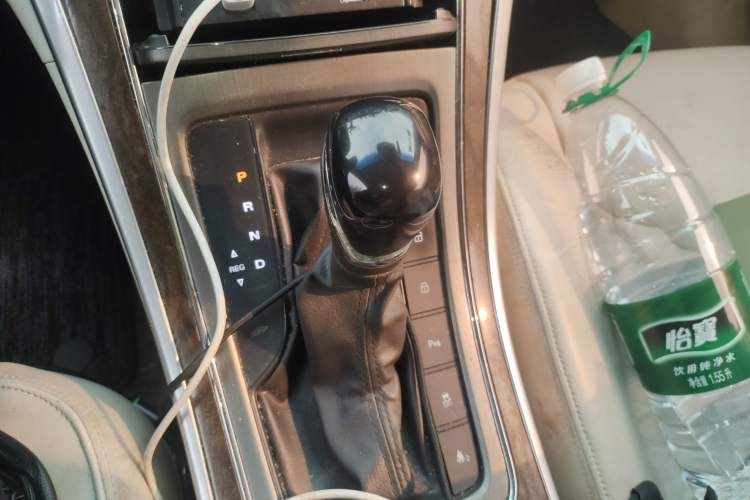 Used Roewe e950 2017 50T Hybrid Connected Executive Edition Gear Lever