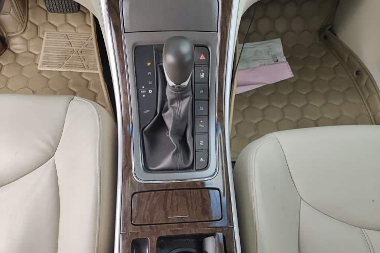 Used Roewe e950 2017 50T Hybrid Connected Executive Edition Gear Lever