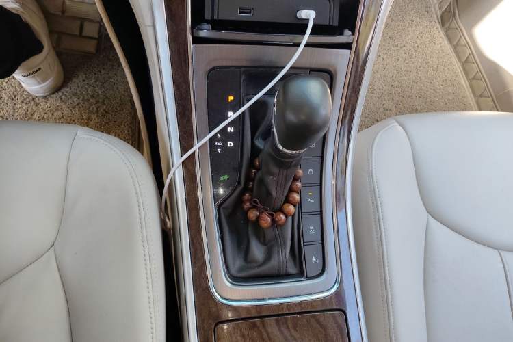Used Roewe e950 2017 50T Hybrid Connected Executive Edition Gear Lever