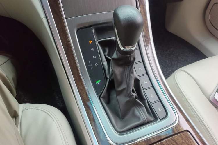 Used Roewe e950 2017 50T Hybrid Connected Executive Edition Gear Lever
