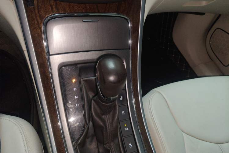 Used Roewe e950 2017 50T Hybrid Connected Executive Edition Gear Lever