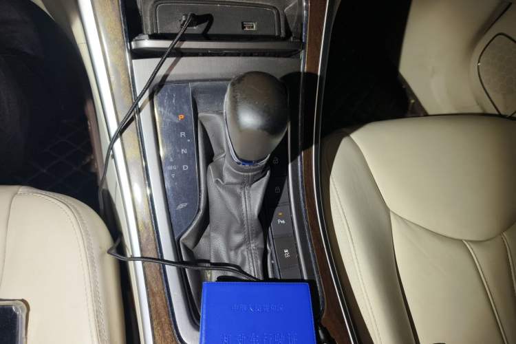 Used Roewe e950 2017 50T Hybrid Connected Executive Edition Gear Lever