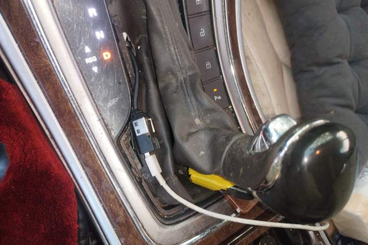 Used Roewe e950 2017 50T Hybrid Connected Executive Edition Gear Lever
