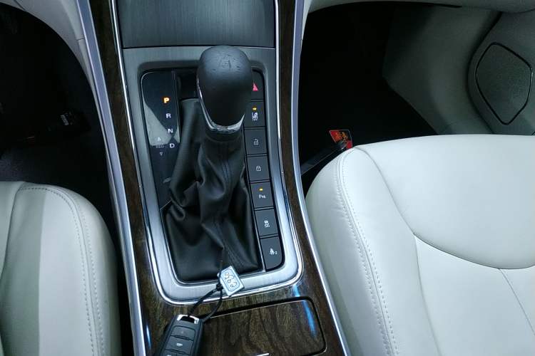 Used Roewe e950 2017 50T Hybrid Connected Executive Edition Gear Lever