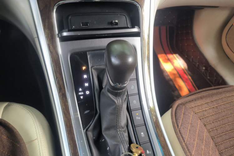 Used Roewe e950 2017 50T Hybrid Connected Executive Edition Gear Lever