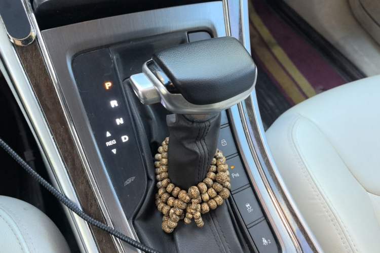 Used Roewe e950 2017 50T Hybrid Connected Executive Edition Gear Lever