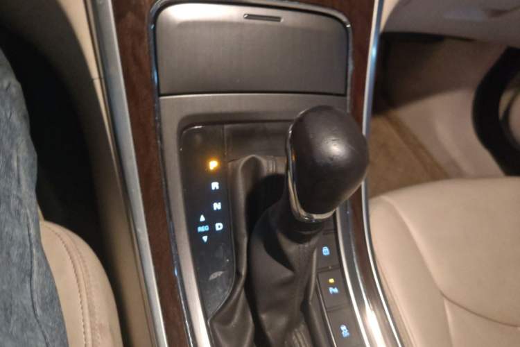 Used Roewe e950 2017 50T Hybrid Connected Executive Edition Gear Lever
