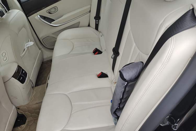 Used Roewe e950 2017 50T Hybrid Connected Executive Edition Left Rear Seat