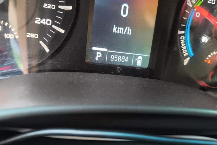 Used Roewe e950 2017 50T Hybrid Connected Executive Edition Odometer Close Up
