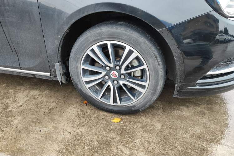 Used Roewe e950 2017 50T Hybrid Connected Executive Edition Right Front Wheel Hub