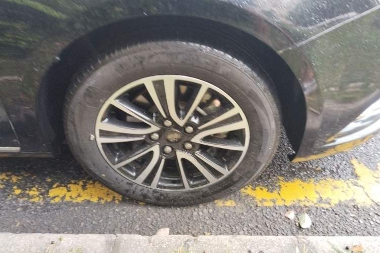 Used Roewe e950 2017 50T Hybrid Connected Executive Edition Right Front Wheel Hub