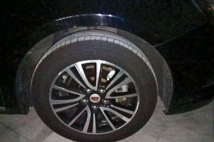 Used Roewe e950 2017 50T Hybrid Connected Executive Edition Right Front Wheel Hub