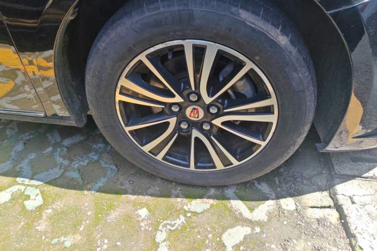 Used Roewe e950 2017 50T Hybrid Connected Executive Edition Right Front Wheel Hub